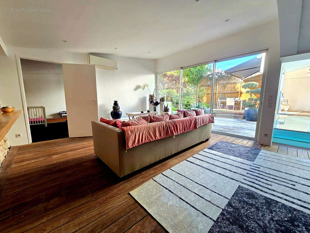 Boulogne-Billancourt .Une maison d'architecte avec piscine secrète. Esprit hollywoodien, aux portes de Paris - photo 7