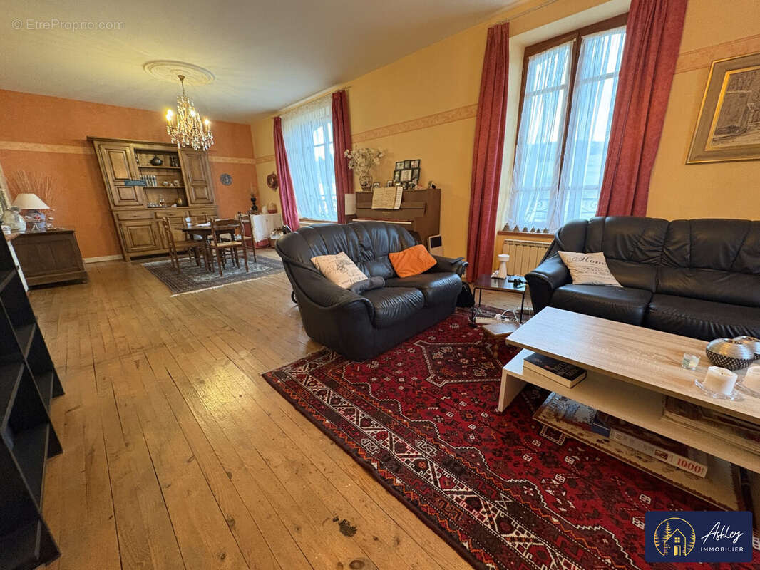 Maison 7 pièces RIOM-ES-MONTAGNES (Cantal) - Maison à RIOM-ES-MONTAGNES