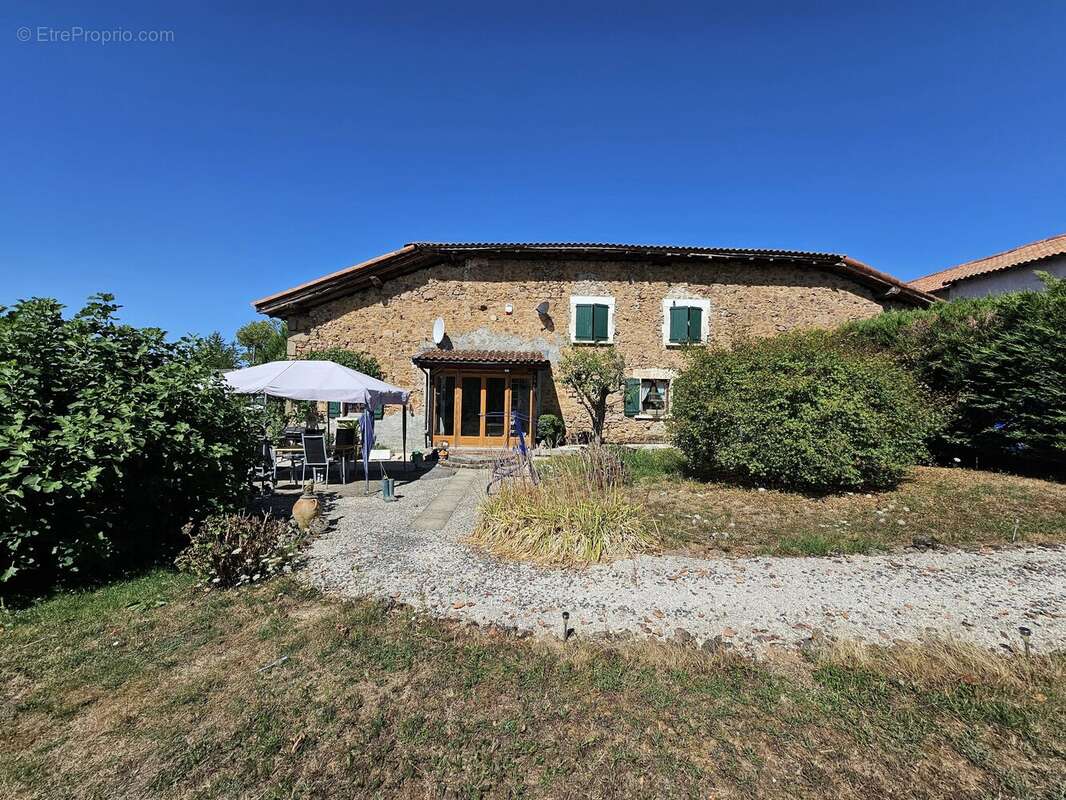 Grange exceptionnellement rénovée avec dépendances, atelier et vue panoramique. - photo 16
