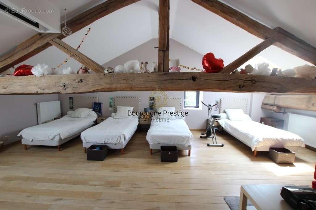 Elegante longere de caractere de 338 m² entierement renovee avec piscine et parc de 3108 m² - photo 22