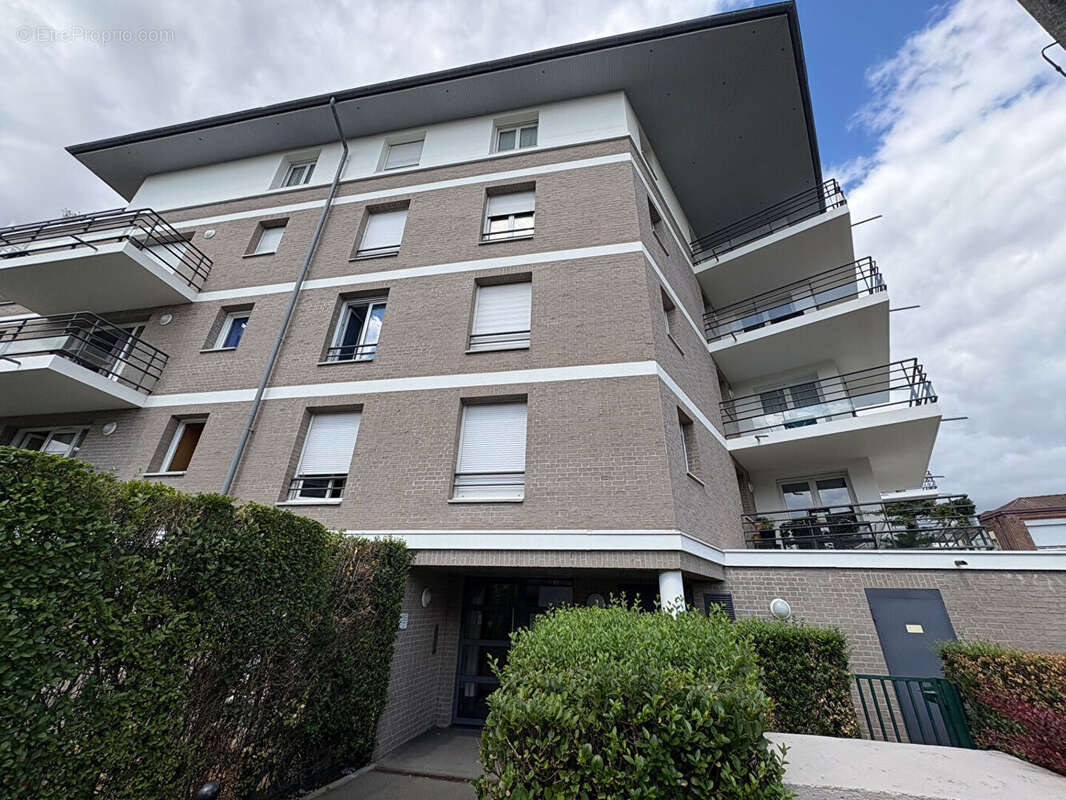 HAUBOURDIN - Appartement 3 pièces de 69 m² avec balcon plein sud, garage et parking - photo 9