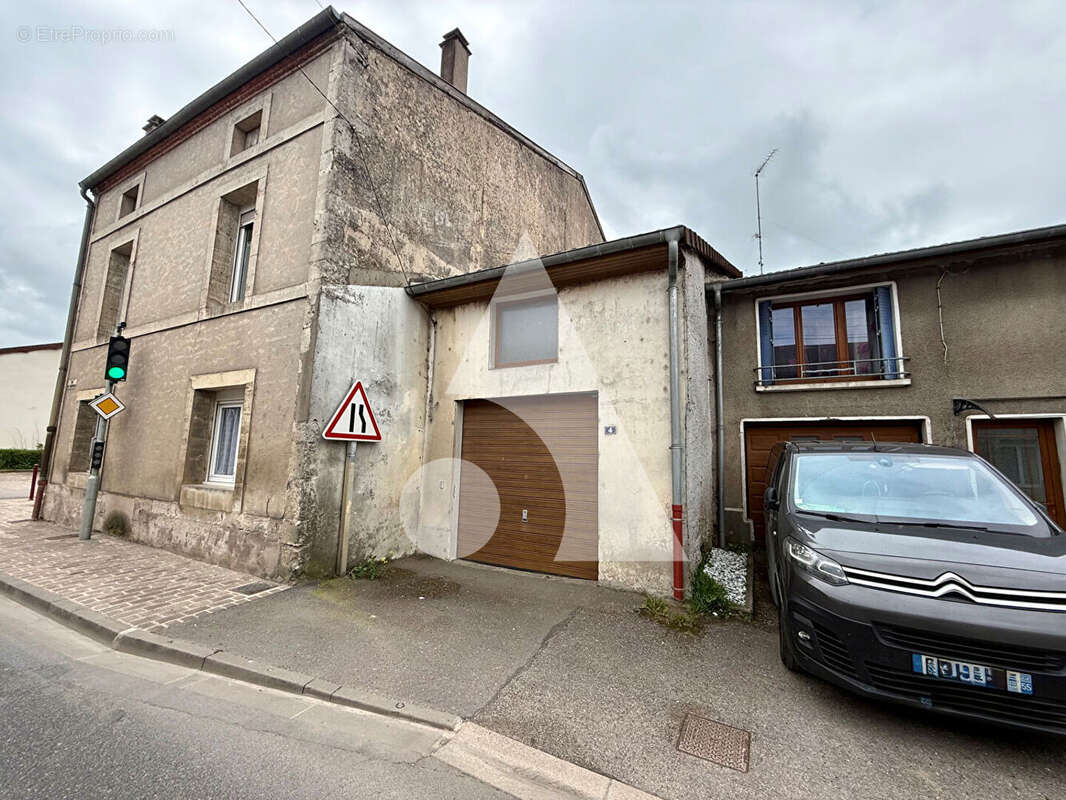 Maison à VELAINES
