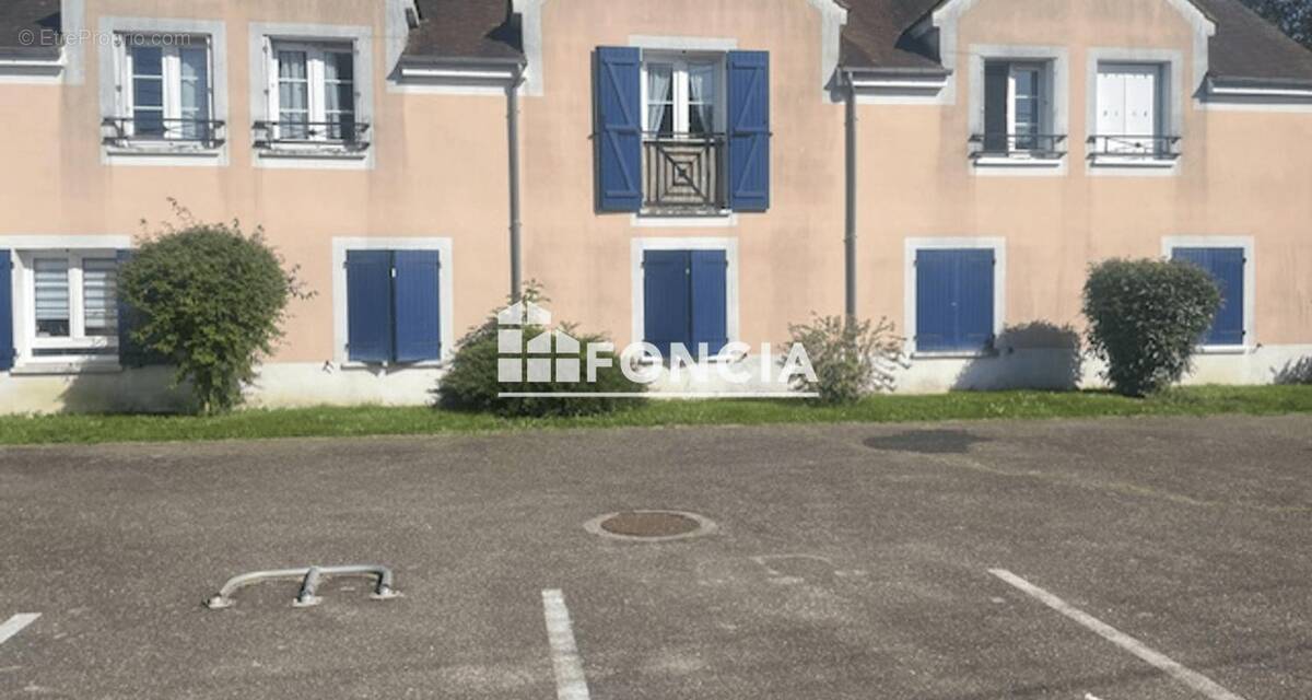 Parking à ETRECHY