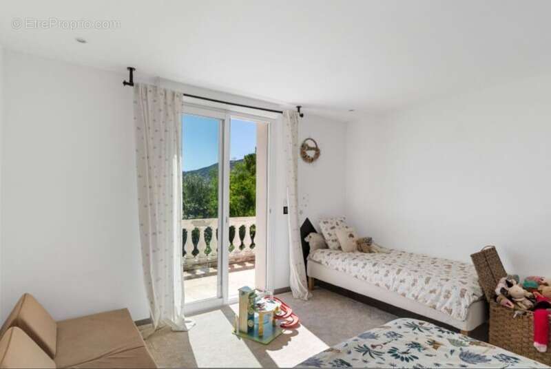 Maison à LA ROQUETTE-SUR-SIAGNE