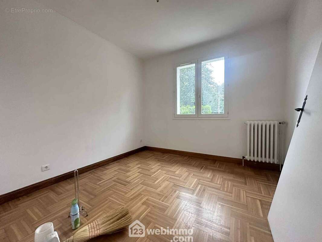 En rez-de-chaussée, voici la première chambre