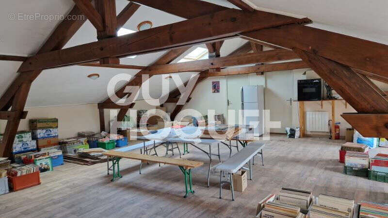 Local commercial Viriat 227 m² dont 95 m2 surface de vente - photo 5