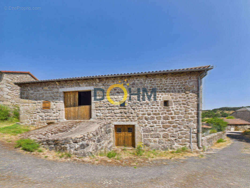 Maison en pierre avec grange et étable   111 m2 habitables   Dépendances de 260 m2 - photo 8