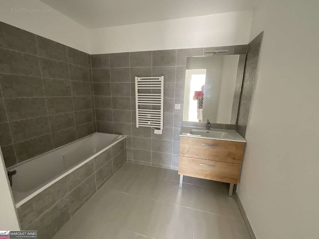 APT T4 offrant 91 m² avec terrasse 15 m² et parking privatif au 3° étage avec ascenseur... - photo 4