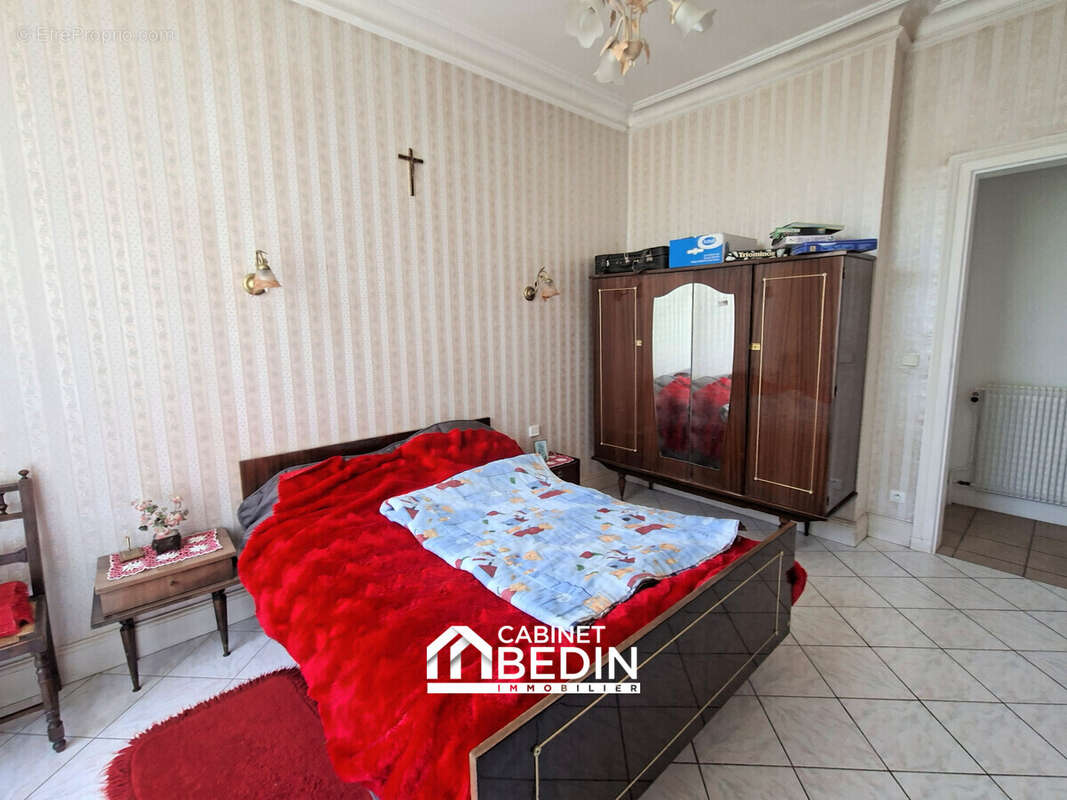 Maison 275 m² à Fargues-Saint-Hilaire  - photo 4