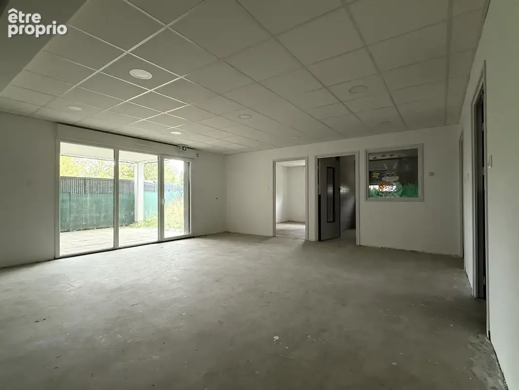Yutz Aéroparc   Local professionnel 151 m2 avec extérieur et 4 parkings - photo 2