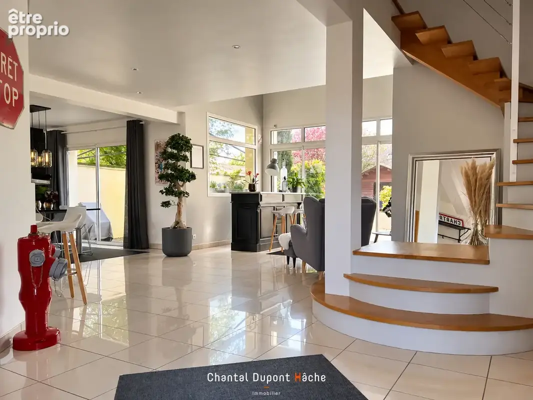 CHARTRES GARE A PIED - Maison contemporaine de 2005, 258m2 habitables, jardin et double garage ! - photo 3