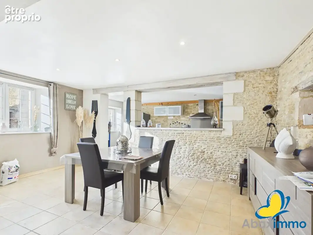 Maison en pierre rénovée avec grandes dépendances - photo 3