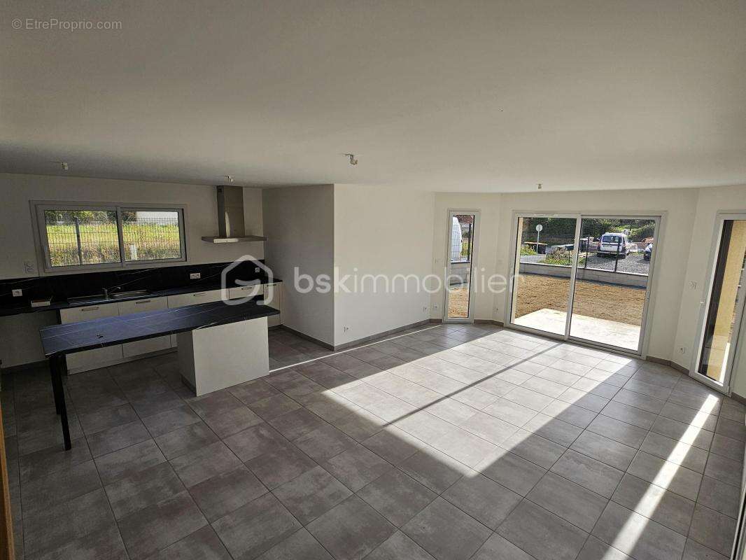 Maison à LONGUES-SUR-MER