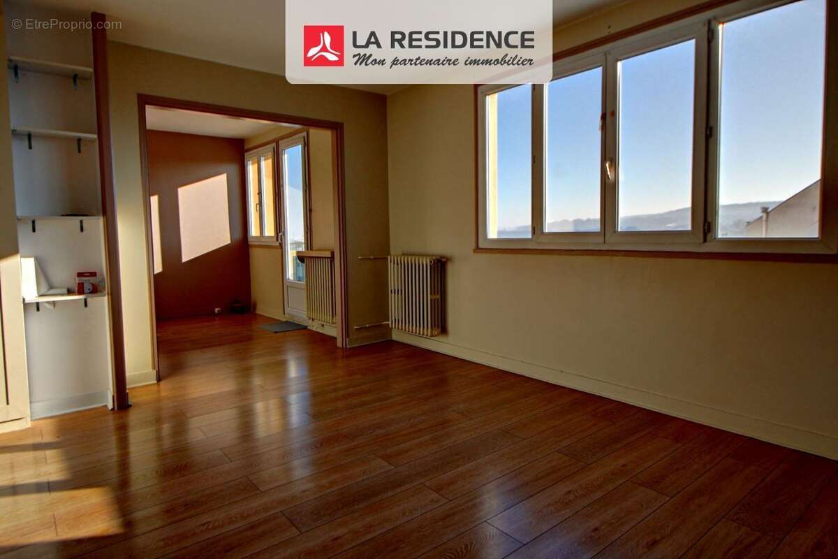 Appartement à LES CLAYES-SOUS-BOIS