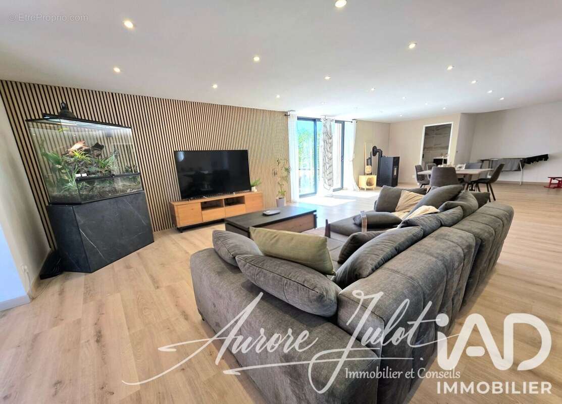 Maison 225 m² à Saint-Clair-De-La-Tour  - photo 4
