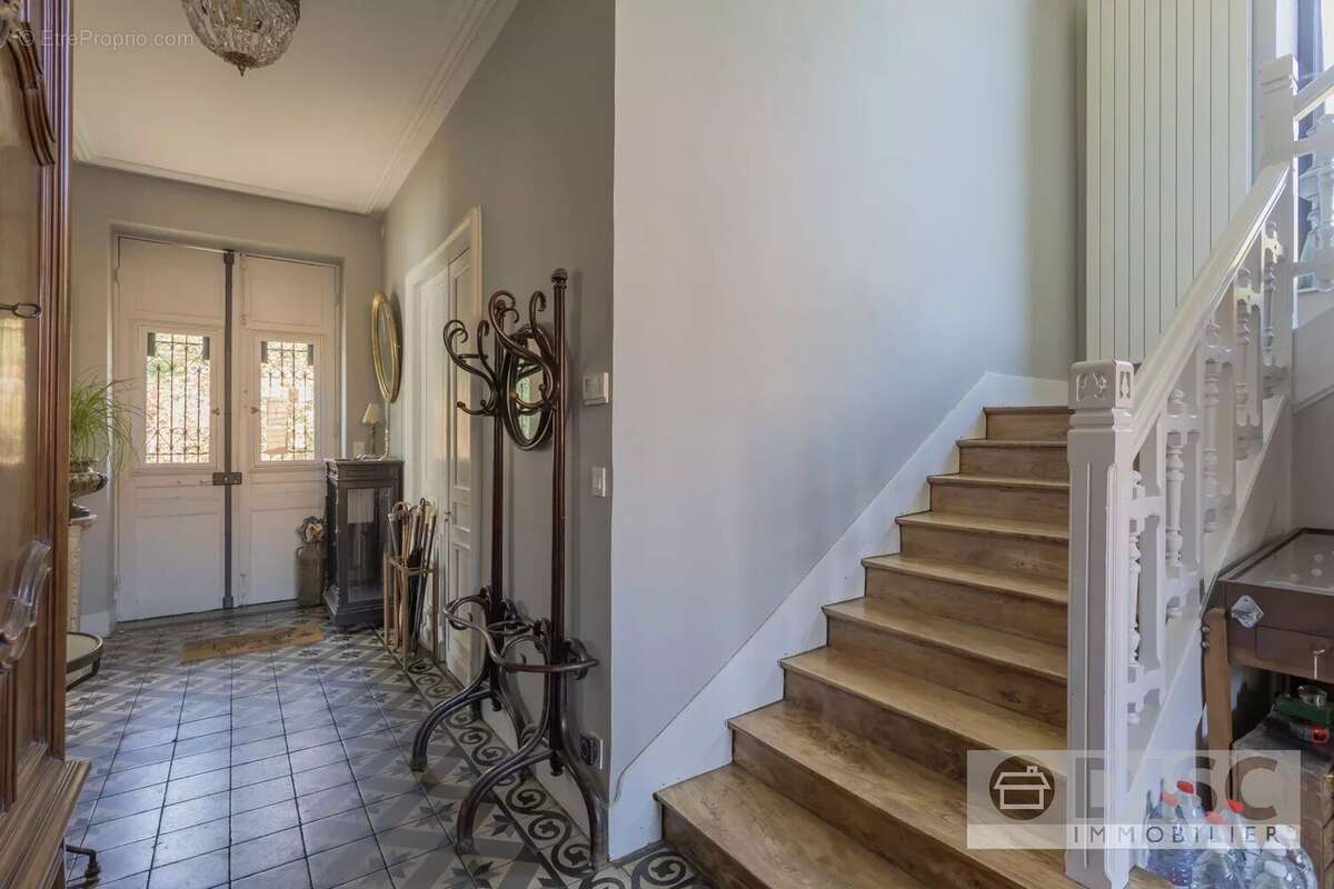 Magnifique maison de maître entièrement rénovée avec jardin et piscine - photo 11