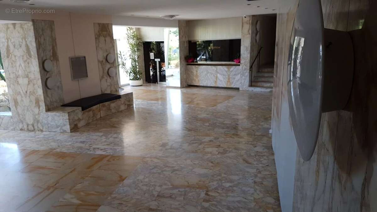 Couloir Carrelage - Appartement à NICE