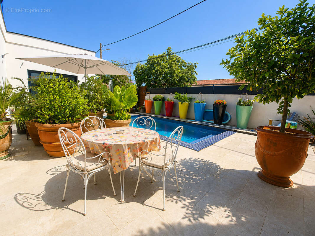 Villa contemporaine 4 faces avec piscine, grand séjour et garage - photo 11