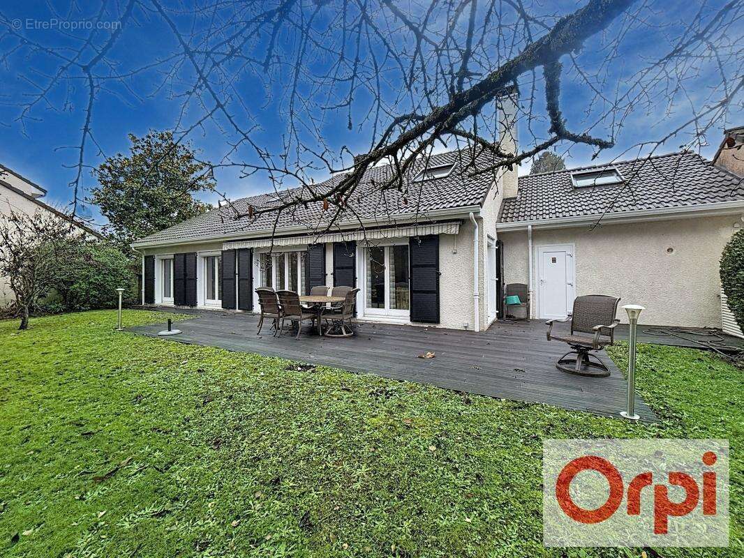 Maison à VOISINS-LE-BRETONNEUX