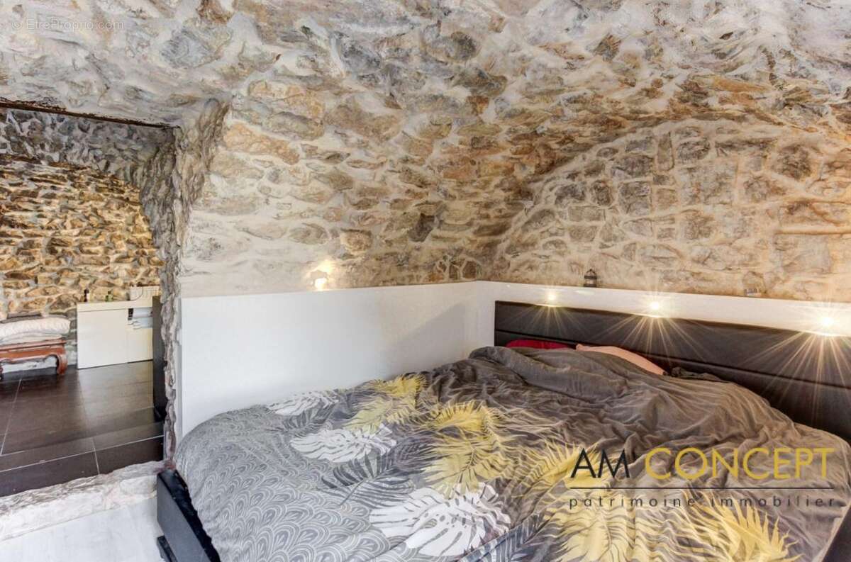 Maison à CHATEAUNEUF-VILLEVIEILLE