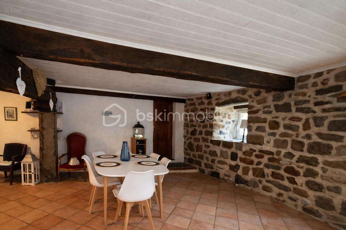 Maison en pierre 131 m² + grange 110 m² – Fort potentiel gîtes - photo 3