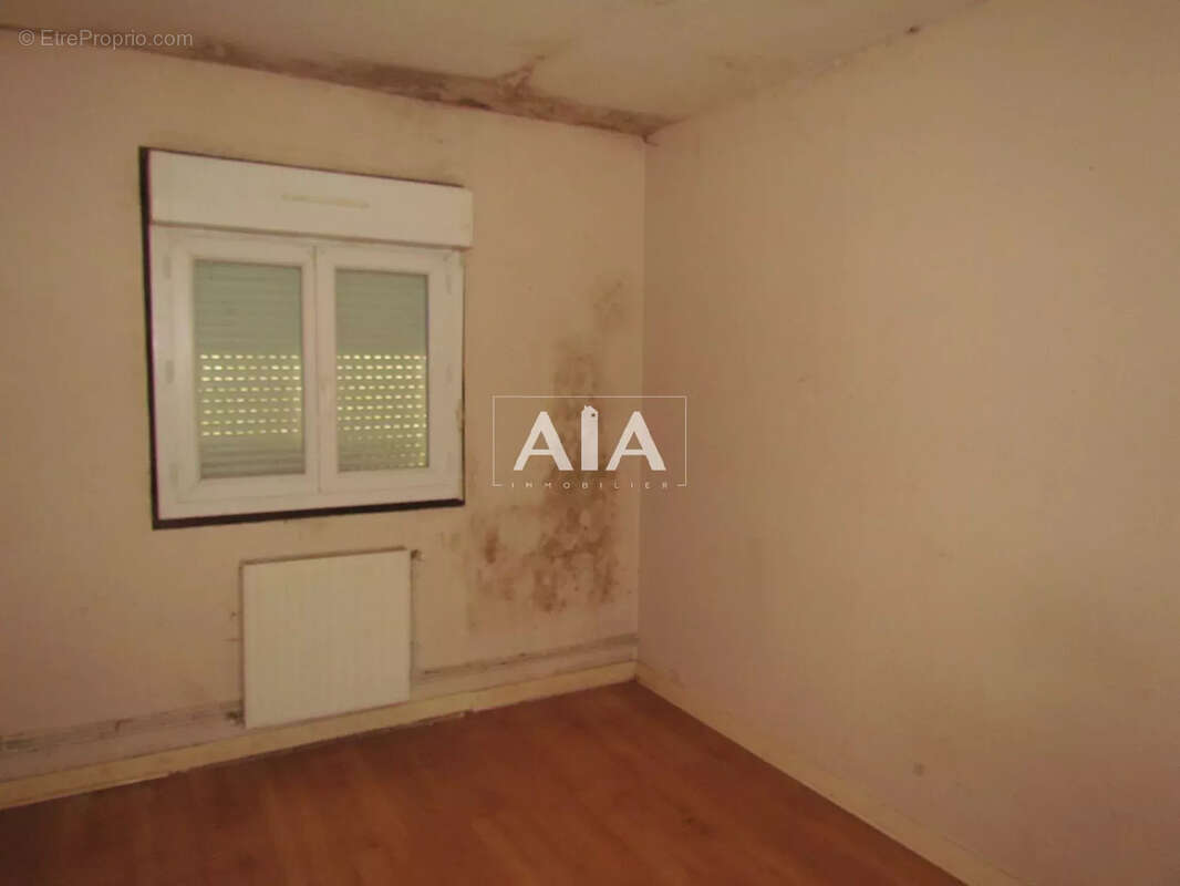 Maison à LES ADJOTS