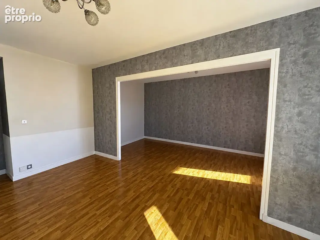 T4 de 78 m² avec double séjour : de l'espace, un box et une cave ! - photo 2