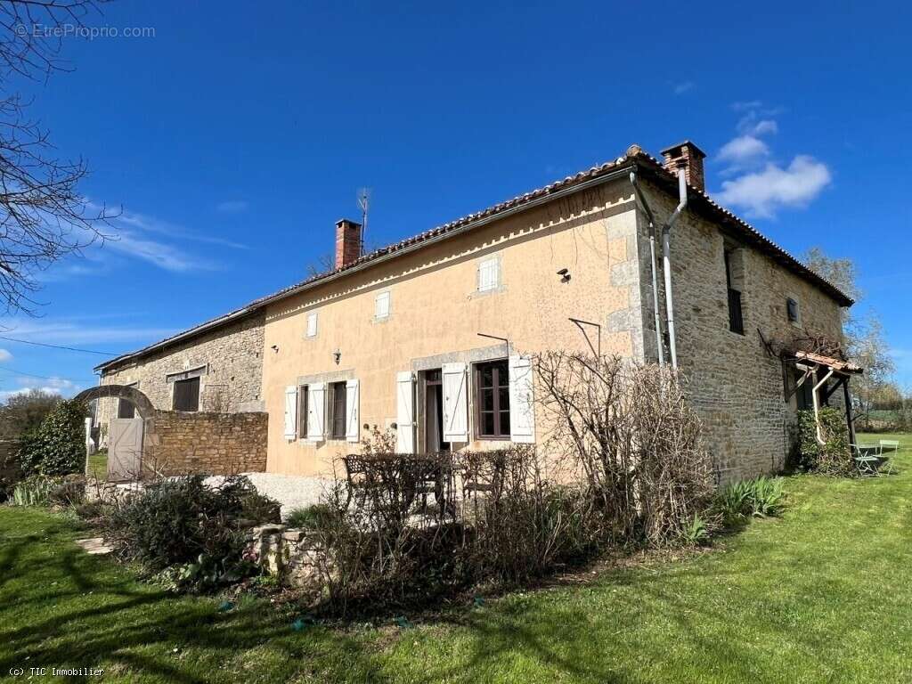 Maison à CHAMPAGNE-MOUTON