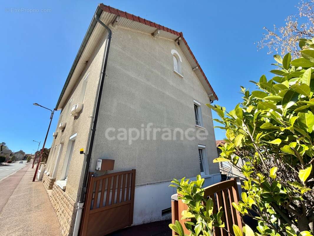 Ensemble immobilier : maison + appartement independant + garage de 135m2 + dependances et terrain clos – rare sur le secteur - photo 6