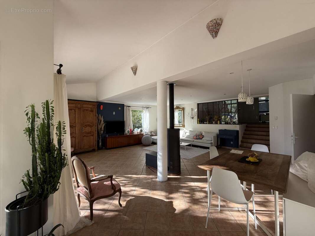 Maison à SAINT-LAURENT-DU-PAPE