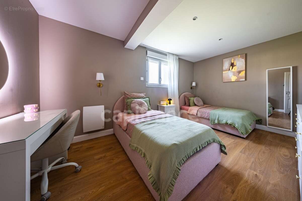 Propriété à vendre composée d'une demeure de Maitre et une deuxième maison avec piscine et jardin - photo 26