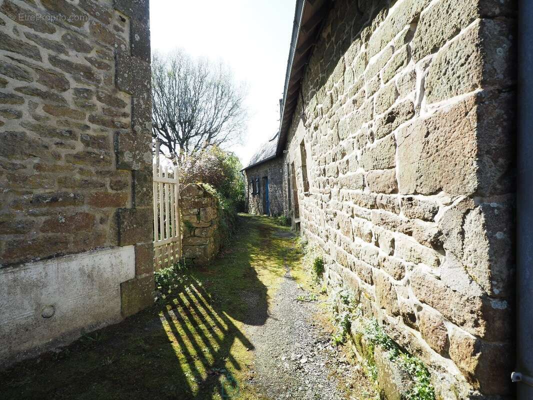 Une propriété, deux maisons en pierres autour d'un joli jardin privatif - photo 10