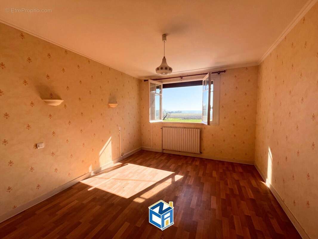 Maison à LA TOUR-SAINT-GELIN