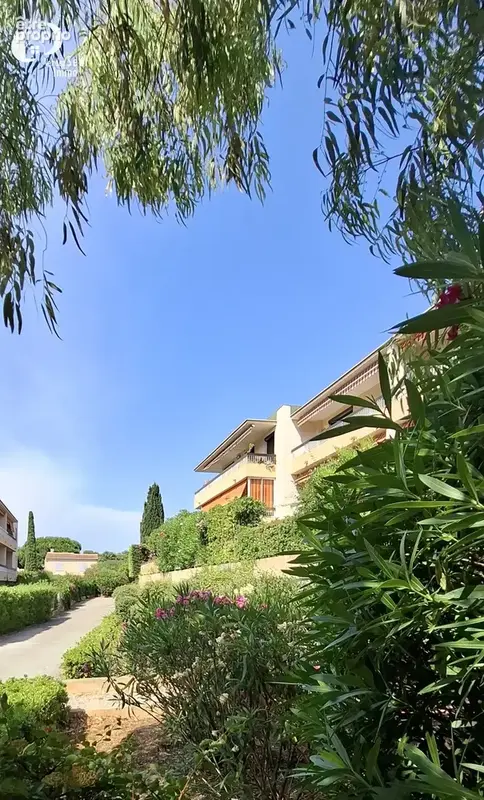 A vendre entre particuliers appartement de Type 3 de 61 m2 à Six-Four-Les-Plages 83140 - photo 2