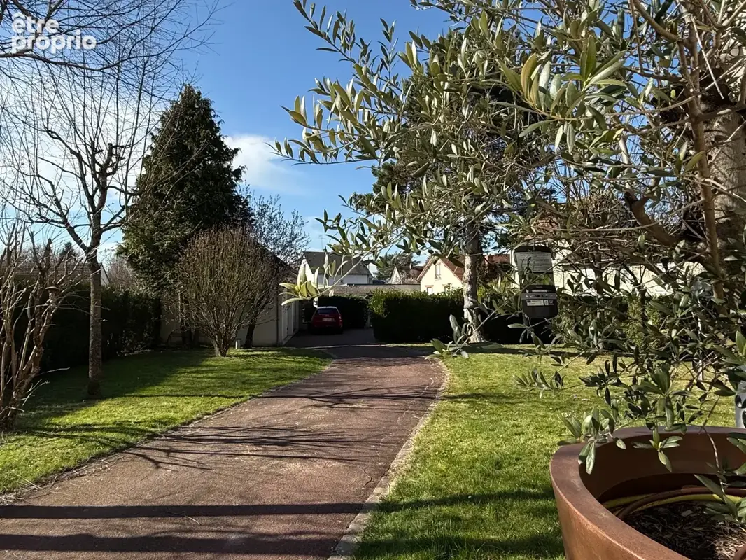 FLEURY LES AUBRAIS, maison familiale à vendre, jardin, garages et stationnements - photo 6