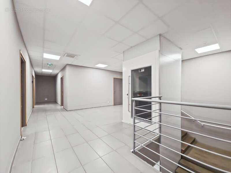 Sarrola-carcopino – baleone centre – pépinière de bureaux d'environ 342 m² - photo 5
