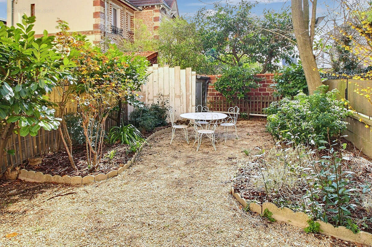 Appartement à LA GARENNE-COLOMBES