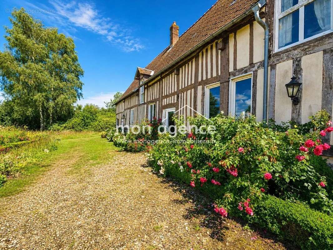 Authentique maison normande du XVIIᵉ siècle au cœur d'un village d'exception - photo 2