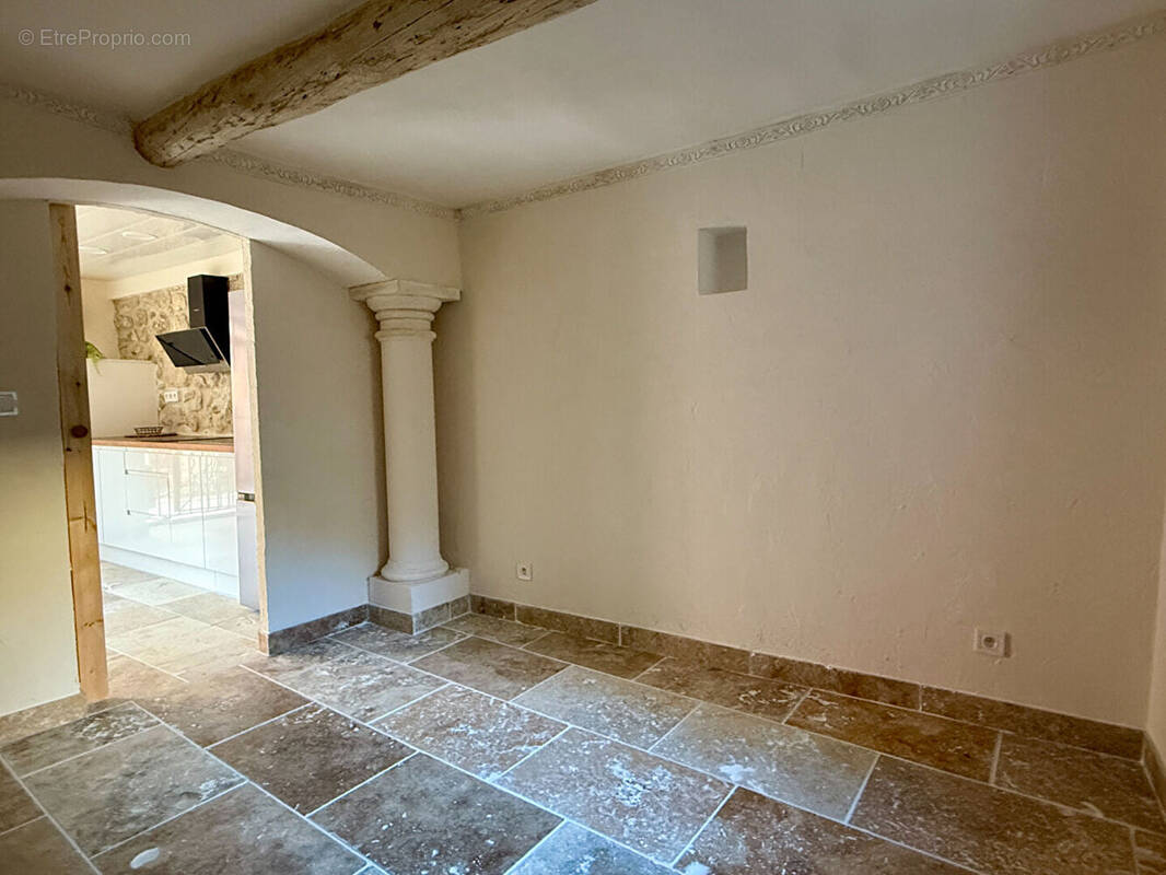 Appartement à LA ROQUE-D'ANTHERON