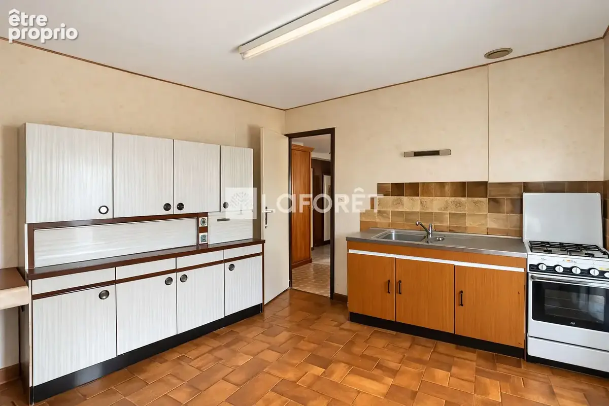 Maison plain-pied à rénover à Riorges, 117 m², terrain 960 m², grand séjour modulable, proche gare et commodités. Fort potentiel - photo 4