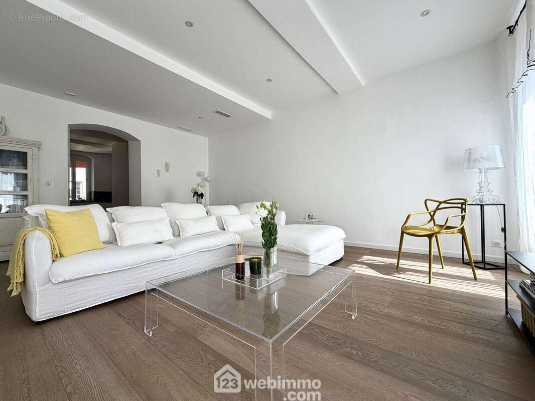 Séjour de 31 m2 avec parquet et climatisation gainable - Appartement à SAN-MARTINO-DI-LOTA