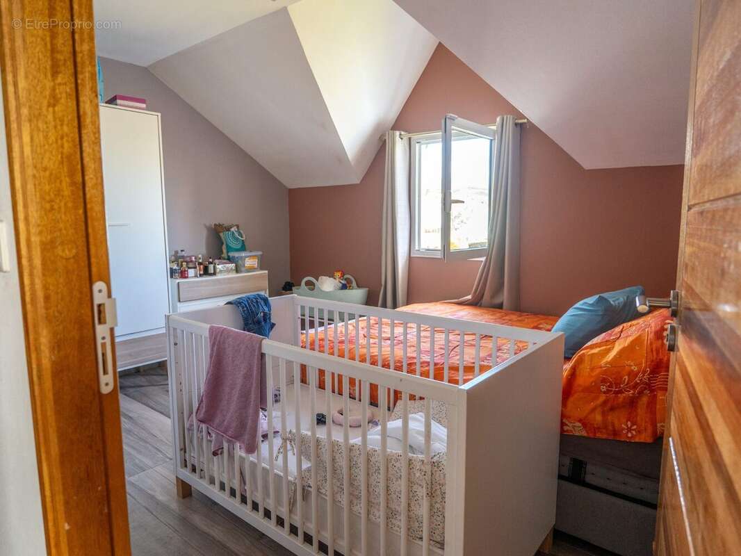 Maison 110 m² à Sainte-Suzanne  - photo 8