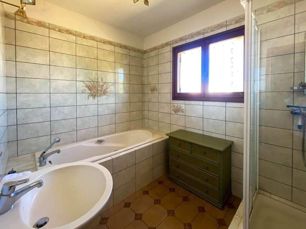 Implantée sur un terrain clos et ensoleillé de 620 m², cette maison de plain-pied développe 115 m² habitables - photo 8