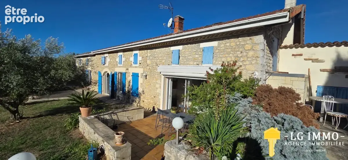 Propriété charentaise avec oliveraie, 4ha de terrain, vue estuaire - photo 1