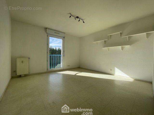 Au-delà, la pièce à vivre, - Appartement à POITIERS