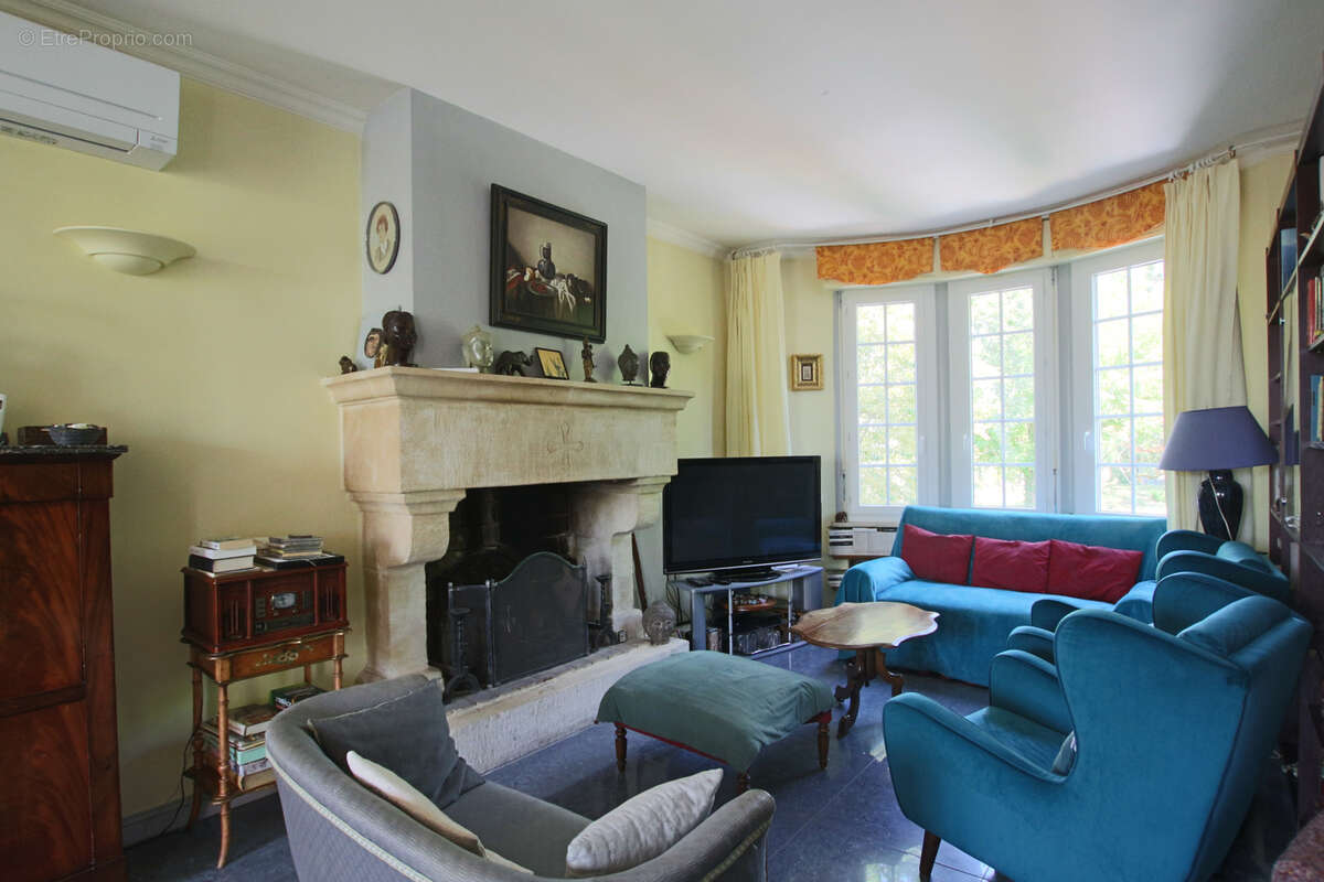 Villa des années 30 avec 2ème maison, grand jardin, grand garage et grande piscine - photo 4