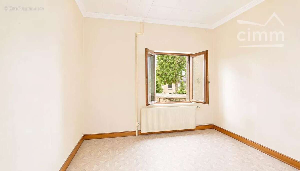Décines-charpieu – maison à fort potentiel avec jardin – à 2 pas du tram t3 - photo 4