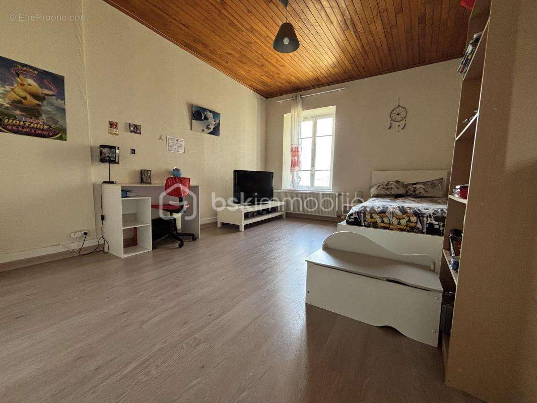 À découvrir sur la commune de Sainte-Hélène-du-Lac, entre Grenoble, Albertville et Chambéry une maison de 272m² F7 - photo 7