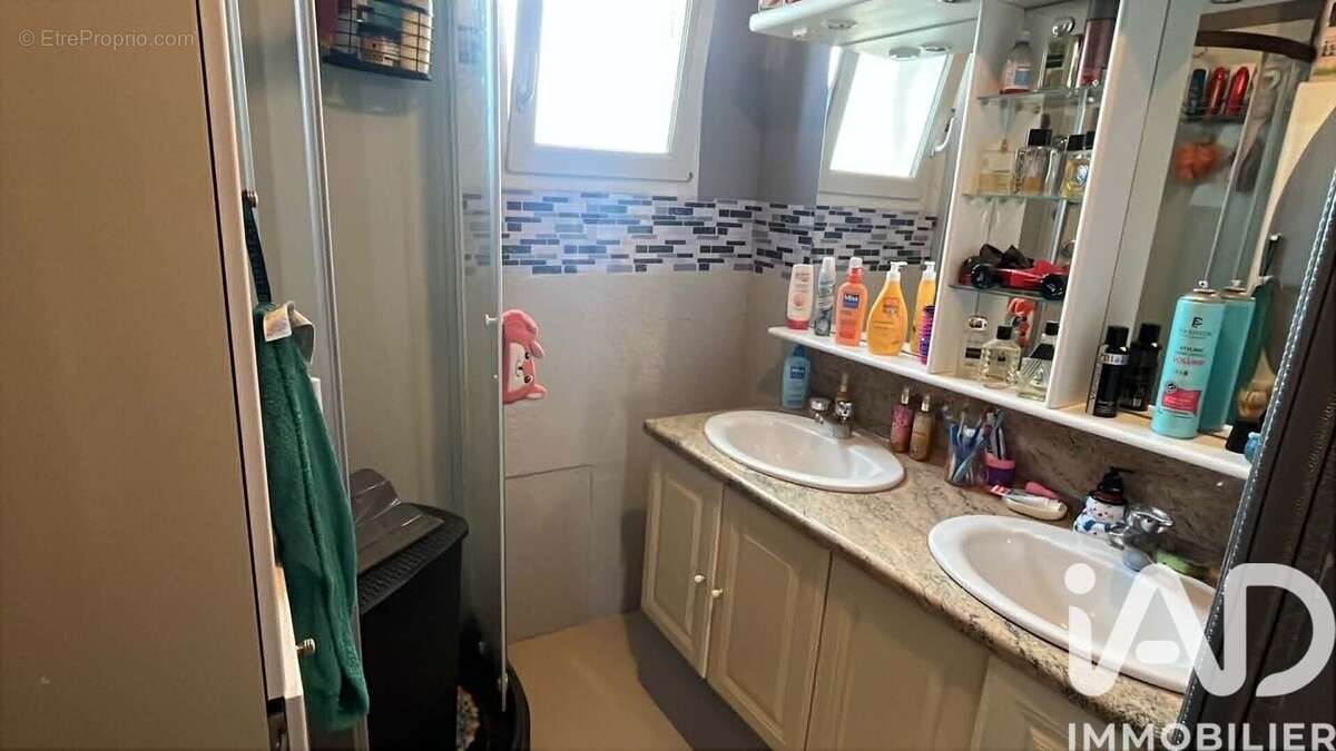 Maison 100 m² à Saint-Paul-Du-Vernay  - photo 6