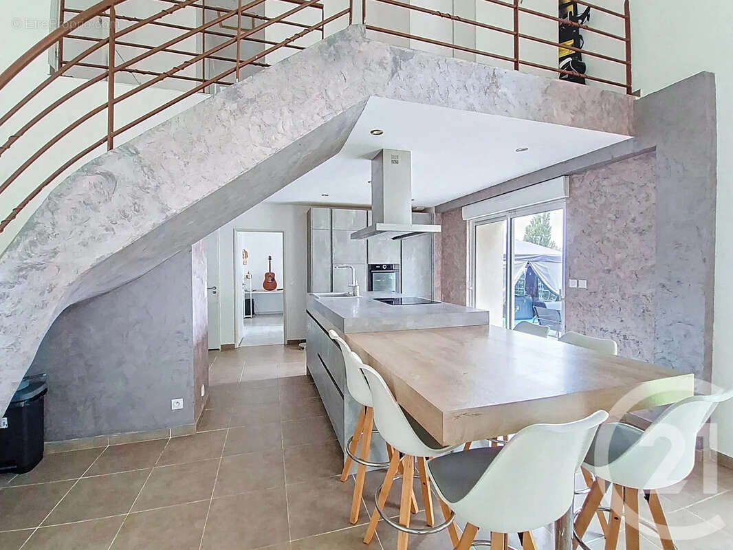 Maison à SAINT-PIERRE-DE-CHANDIEU